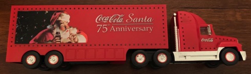 10283-1 € 35,00 coca cola vrachtwagen met verlichting afb kerstman ca 40 cm.jpeg
